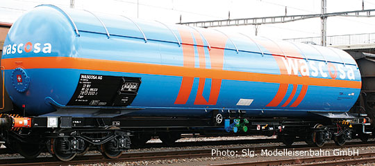 Compressed gas tank car<br /><a href='images/pictures/Roco/66467.jpg' target='_blank'>Full size image</a>